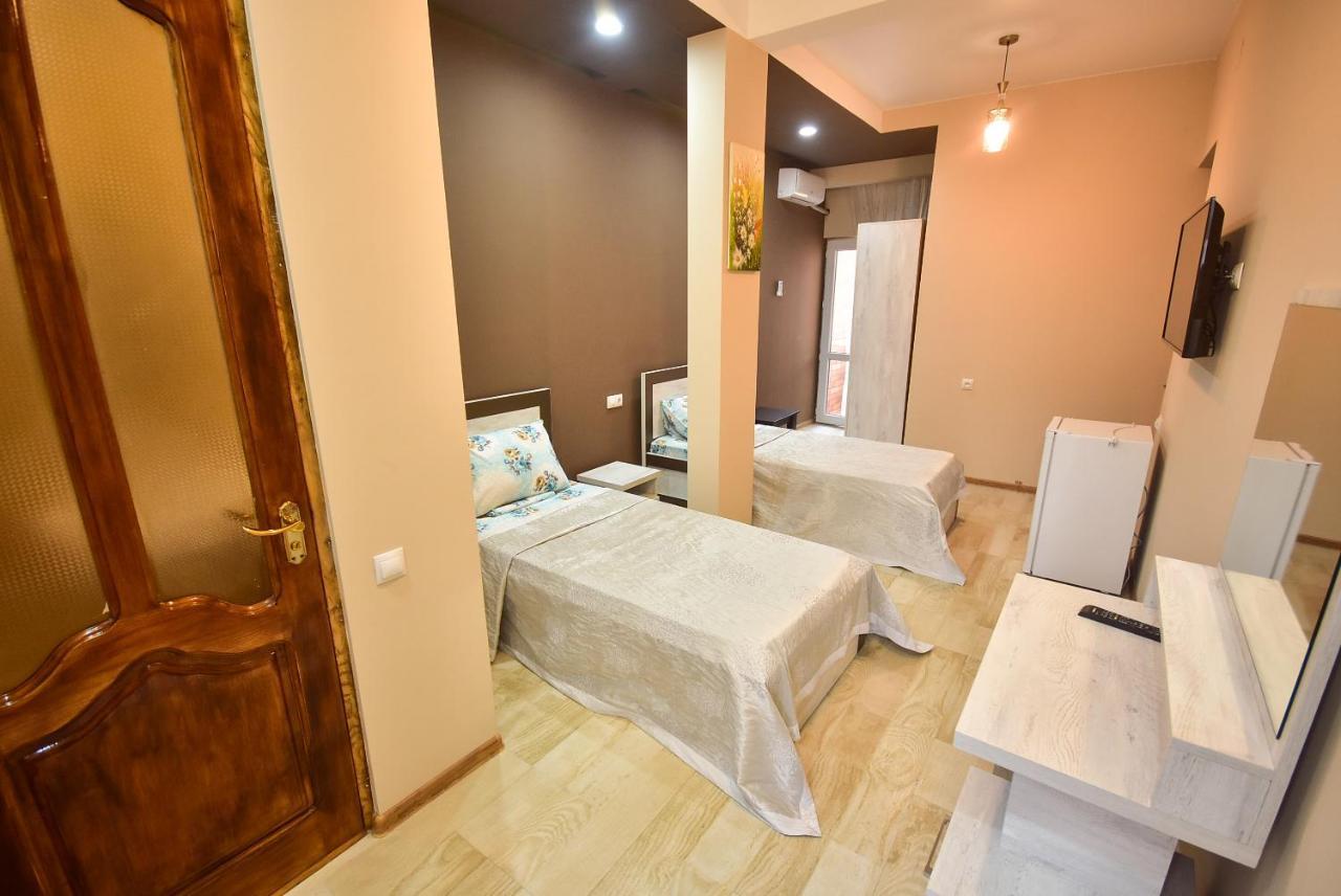 Hotel Pharnavaz Batumi Esterno foto
