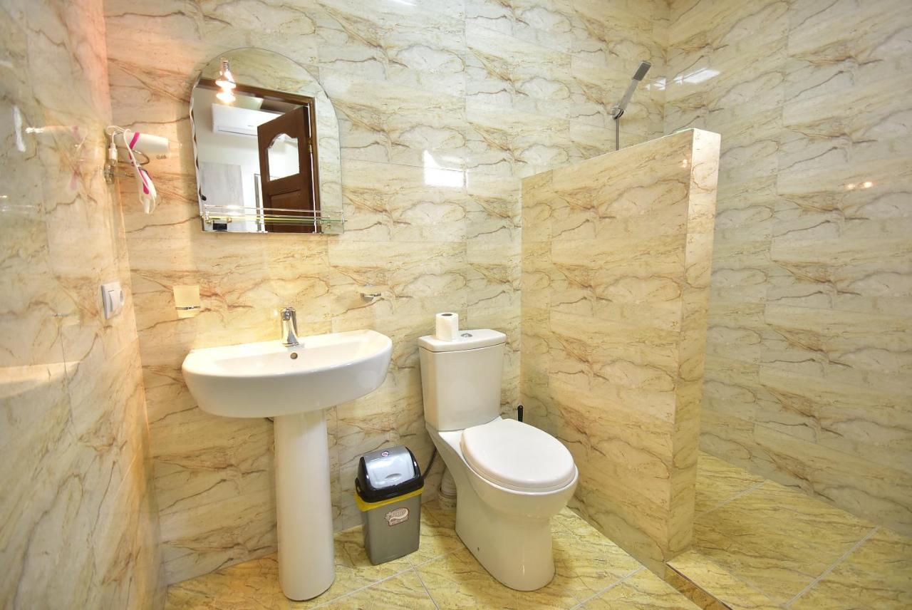 Hotel Pharnavaz Batumi Esterno foto