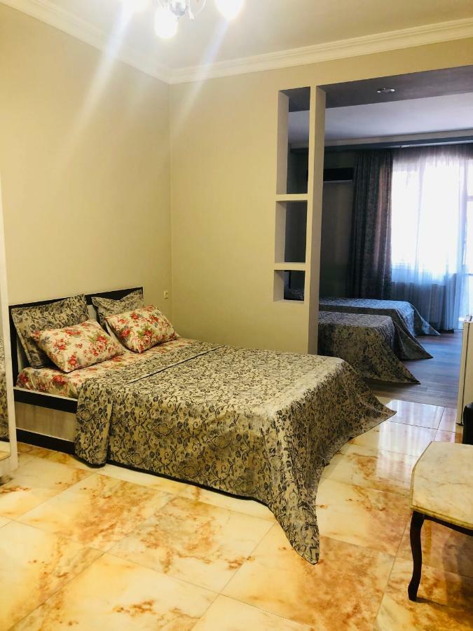 Hotel Pharnavaz Batumi Esterno foto
